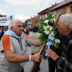 Idą na uroczystość MB Częstochowskiej