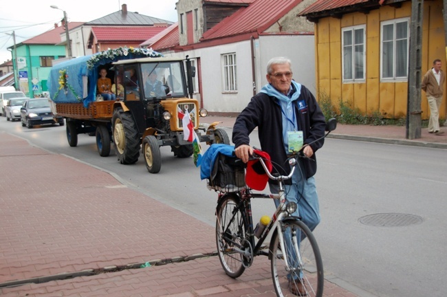 Idą na uroczystość MB Częstochowskiej