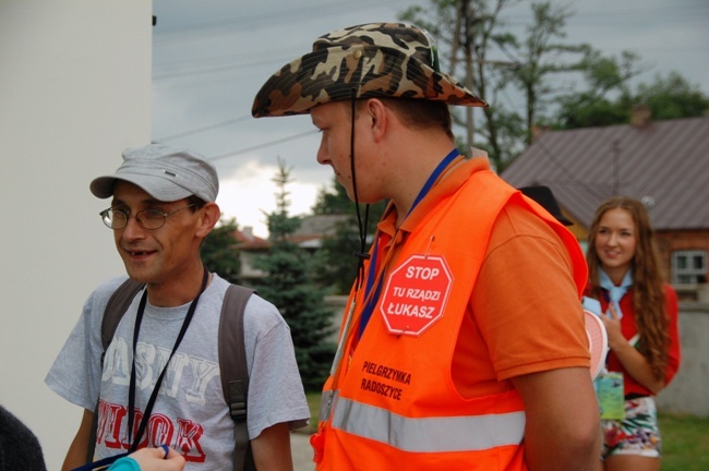 Idą na uroczystość MB Częstochowskiej