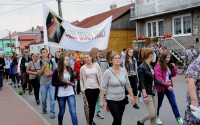 Idą na uroczystość MB Częstochowskiej