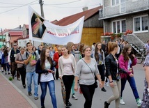 Idą na uroczystość MB Częstochowskiej