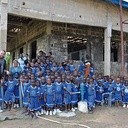Autor z dziećmi z Ebedebri obok szkoły i jednej ze studni wybudowanych przez Misjonarzy Pokoju