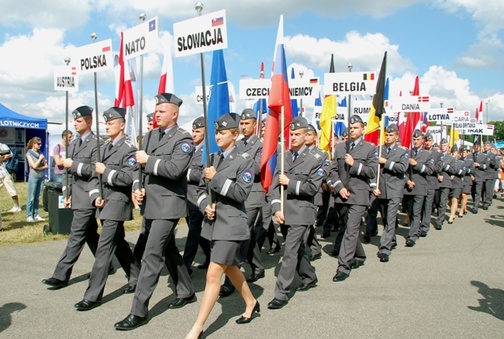 Pokazy otworzyła defilada w powietrzu i na płycie lotniska