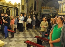 W karmelitańskim czuwaniu uczestniczyło około 100 osób z różnych stron Polski