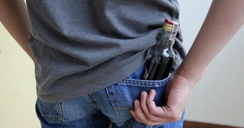 Nieletnia młodzież nie ma problemów z zakupem alkoholu