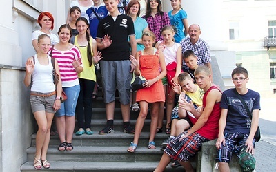  Tu chwilę po zwiedzaniu radomskiego Muzeum im. Jacka Malczewskiego. Wspólna fotografia specjalnie dla czytelników „Gościa Niedzielnego”