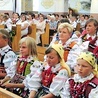  Ludowe tradycje najmłodsi przejmują od dorosłych. Folklor jest tutaj wciąż bardzo żywy 