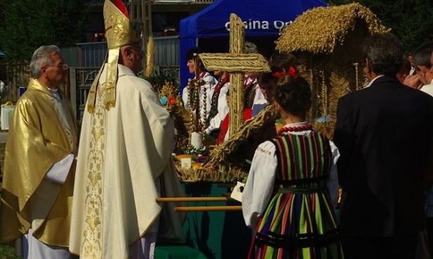 W czasie Mszy św. zostały poświęcone dożynkowe wieńce 