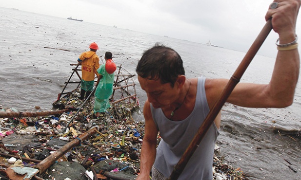  22.08.2013 Filipiny. Zatrudnieni przez rząd pracownicy oczyszczają zatokę w Manili ze śmieci naniesionych podczas ulewnych deszczów. W wyniku klęski żywiołowej zginęło 15 osób, a ponad milion zostało poszkodowanych 