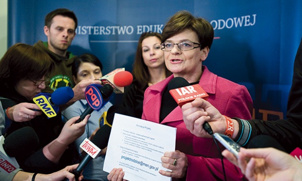 Krystyna Szumilas, mimo coraz mocniejszej społecznej krytyki, konsekwentnie realizuje  reformy swojej poprzedniczki  Katarzyny Hall