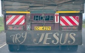 "Try Jesus” (Wypróbuj Jezusa), a powyżej „Hope” (Nadzieja). W Kenii wiara jest deklarowana barwnie i na wiele sposobów