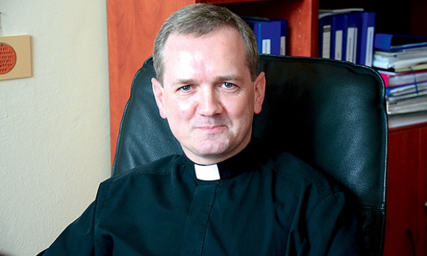 Biskupiak trzyma poziom