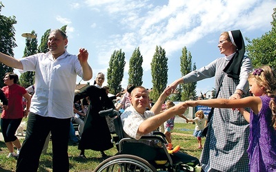  Siostry nazaretanki, troszcząc się o niepełnosprawnych, organizują świetne zabawy dla całych rodzin