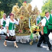 Podczas korowodu można było podziwiać dożynkowe wieńce wykonane z tegorocznych płodów rolnych 