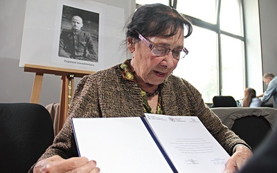  Lidia Eberle, narzeczona „Łupaszki”, odebrała dokument potwierdzający jego identyfikację