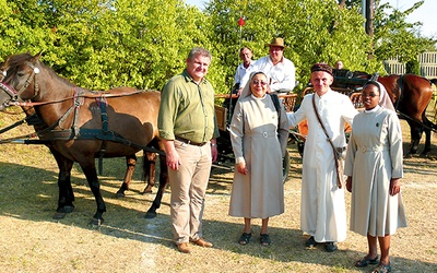 Ksiądz Wiesław z siostrami Dalią i Teodorą na misyjnym pikniku. Z lewej Zygmunt Cholewiński