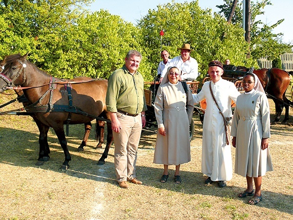 Ksiądz Wiesław z siostrami Dalią i Teodorą na misyjnym pikniku. Z lewej Zygmunt Cholewiński