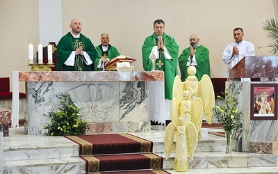 Podczas każdej Eucharystii, także tej podsumowującej rekolekcje, aniołowie razem z nami uwielbiają Boga – wskazywał ks. Marian Polak (drugi z lewej)