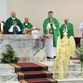 Podczas każdej Eucharystii, także tej podsumowującej rekolekcje, aniołowie razem z nami uwielbiają Boga – wskazywał ks. Marian Polak (drugi z lewej)