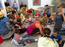  Anna Motyka z Walimia podczas zajęć z dziećmi w świdnickiej  wieży ratuszowej  