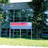  DSW jest uczelnią prywatną. Może, honorując kontrowersyjnego filozofa, liczyła na rozgłos. Jeśli tak, cel został osiągnięty