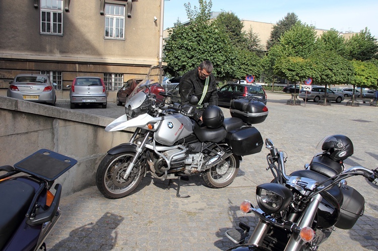 Motocykliści przed kurią