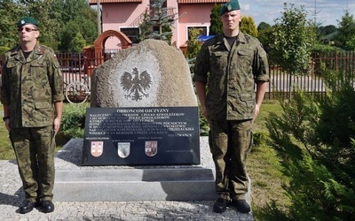 Pod pomnikiem bohaterów "szarży arcelińskiej" zaciągnęli wartę członkowie płońskiego "Strzelca" 