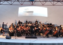 Młodzieżowa Orkiestra Symfoniczna "Sonus" i Zespół Perkusyjny "Żyrardowskie Uderzenie" w trakcie wykonywania tematu muzycznego z filmu "Titanic"