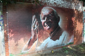 Wrócił papieski mural