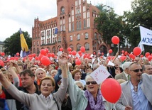 Uczestnicy słupskiego "Marszu dla Jezusa" śpiewają "Abba Ojcze" na Placu Zwycięstwa