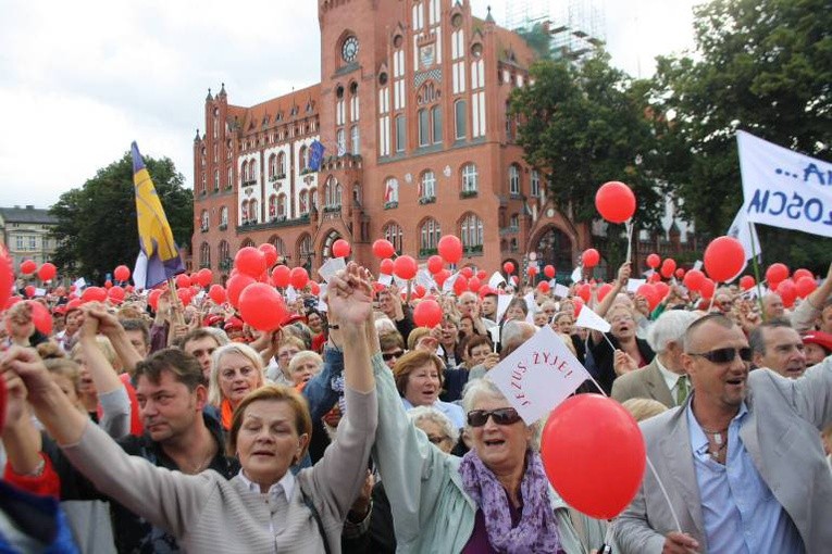 Uczestnicy słupskiego "Marszu dla Jezusa" śpiewają "Abba Ojcze" na Placu Zwycięstwa