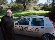 Napis „Tag menhir”, czyli „Cena do zapłaty”, na samochodzie opata greckokatolickiego klasztoru w Jerozolimie. To hasło antychrześcijańskiej kampanii prowadzonej przez popieranych przez izrealski rząd żydowskich kolonistów