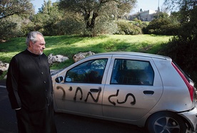 Napis „Tag menhir”, czyli „Cena do zapłaty”, na samochodzie opata greckokatolickiego klasztoru w Jerozolimie. To hasło antychrześcijańskiej kampanii prowadzonej przez popieranych przez izrealski rząd żydowskich kolonistów