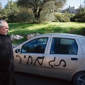 Napis „Tag menhir”, czyli „Cena do zapłaty”, na samochodzie opata greckokatolickiego klasztoru w Jerozolimie. To hasło antychrześcijańskiej kampanii prowadzonej przez popieranych przez izrealski rząd żydowskich kolonistów