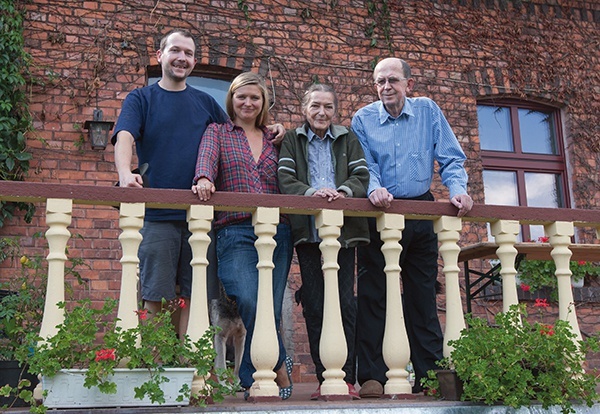 Dwa pokolenia pracujące w winnicy „Kinga” – od lewej: Maciej i Kinga Koziarscy, Halina i Wojciech Kowalewscy