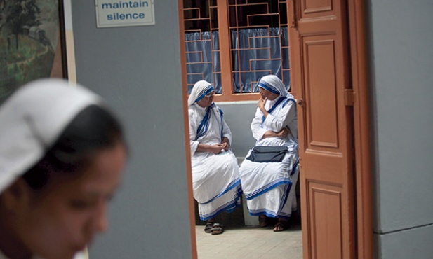  26.08.13 Kalkuta. Siostry Misjonarki Bożej Miłości spotkały się w domu w Kalkucie, w którym pracowała przez lata matka Teresa, w 103. rocznicę urodzin założycielki zgromadzenia. Matka Teresa urodziła się 26 sierpnia 1910 roku w albańskim Skopje.