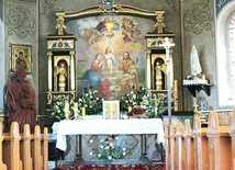 W głównym ołtarzu znajduje się obraz Świętej Rodziny ze Świętą Trójcą