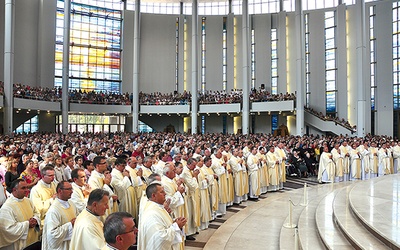 Tłumy tarnowskich diecezjan wypełniły bazylikę Miłosierdzia Bożego w Łagiewnikach 