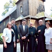  Przedstawiciele rady parafialnej razem ze swoim proboszczem ks. Bąkiem (drugi po prawej) 