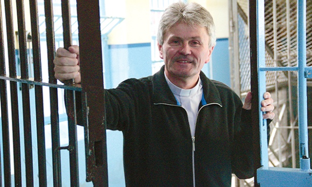   Ksiądz Józef Krawiec w Zakładzie Karnym nr 1 w Strzelcach Opolskich