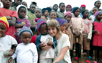   Sandra Niemiec w otoczeniu przyjaciół z Kamerunu 