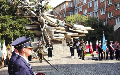 Ołtarz polowy usytuowano tuż obok pomnika Obrońców Poczty Polskiej