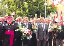  Metropolita gdański i związkowcy złożyli także kwiaty pod historyczną bramą nr 2 Stoczni Gdańskiej