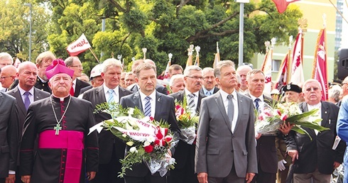  Metropolita gdański i związkowcy złożyli także kwiaty pod historyczną bramą nr 2 Stoczni Gdańskiej