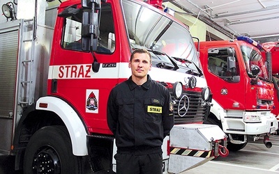  Marek Trzeciak jako strażak zmaga się codziennie z różnymi niebezpieczeństwami. W wolnym czasie trenuje arm wrestling