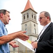  Kościół będzie miał nową elewację już w przyszłym roku. Na zdjęciu: Proboszcz z Osiecznicy w rozmowie z sołtysem