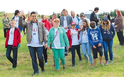 Międzynarodowa Arka Młodych ustawiła trzy maszty z żaglami na Trójstyku w Jaworzynce