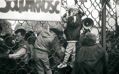 Pod bramę przychodzili mieszkańcy miasta, także dzieci strajkujących