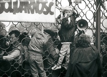 Pod bramę przychodzili mieszkańcy miasta, także dzieci strajkujących