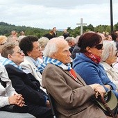 Powyżej: Byłych więźniów obozu, którzy uczestniczą wraz z rodzinami w uroczystości, co roku jest mniej. Tym razem przybyło ich do Rogoźnicy ośmioro